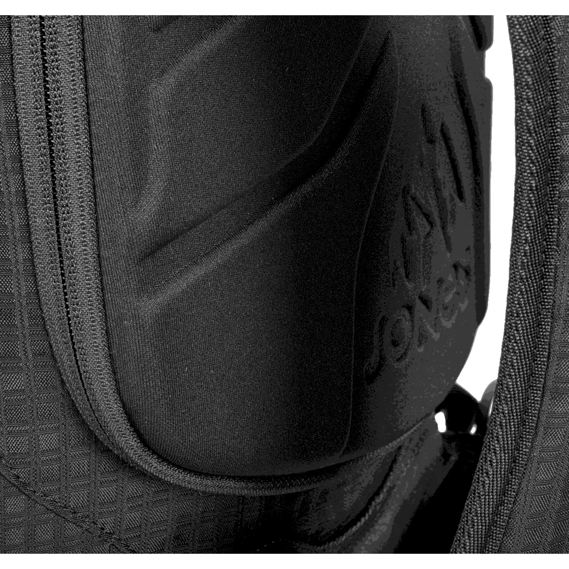 Détail du sac à dos Jones DSCNT 32L, qui présente une surface noire rembourrée avec une fermeture éclair.