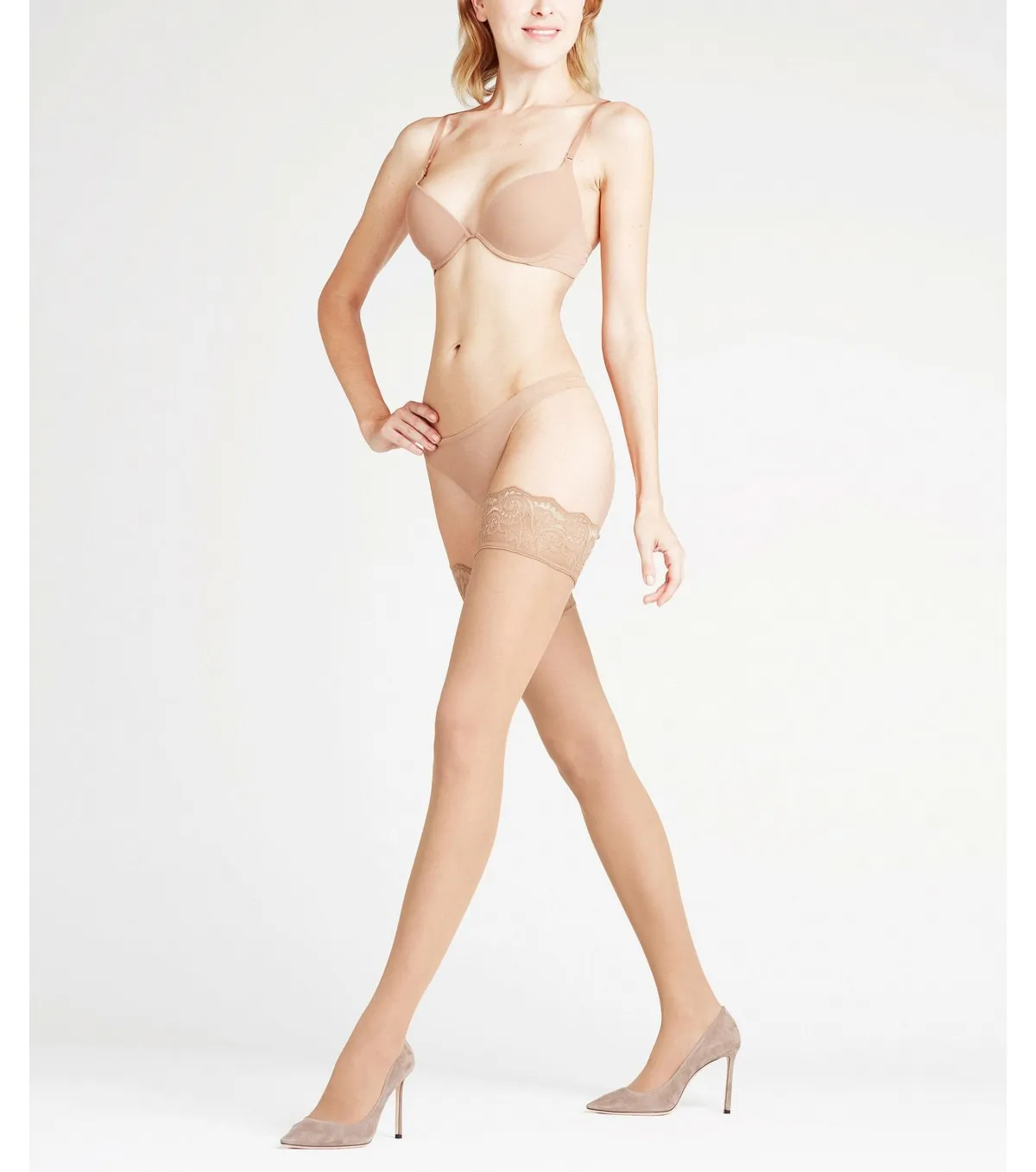 Donna presenta Stay Ups Powder con pizzo decorativo, indossando biancheria intima abbinata e tacchi alti.