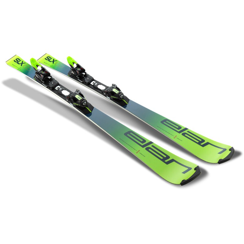 Elan SLX Ski mit Bindung in Grün und Grau, diagonal angeordnet, auf weissem Grund.