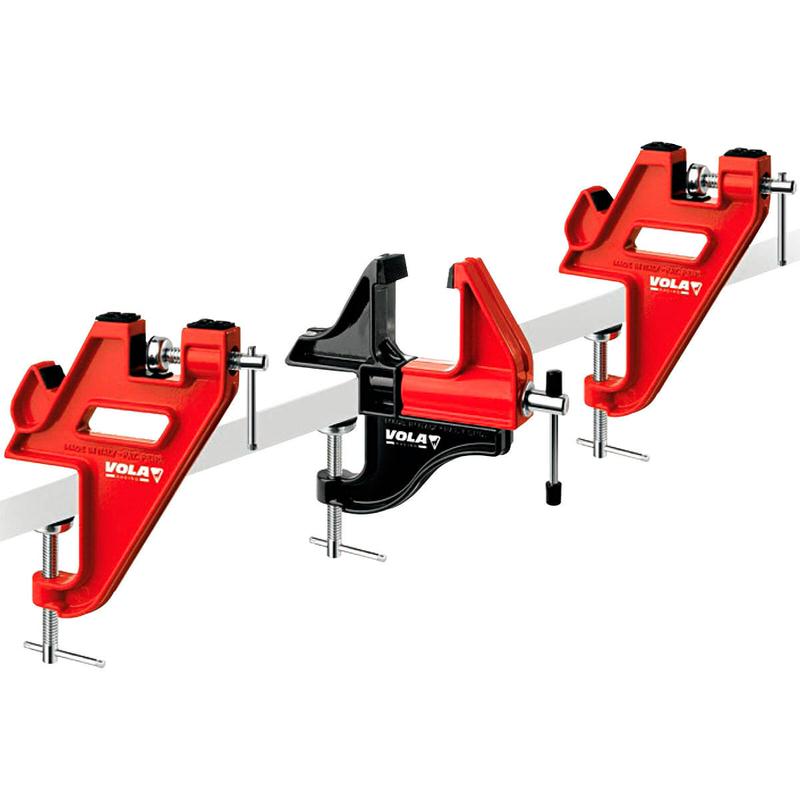 Drei Vola Racing Compact Trio Vise Skihalterungen, rot/schwarz, an weißer Stange befestigt.