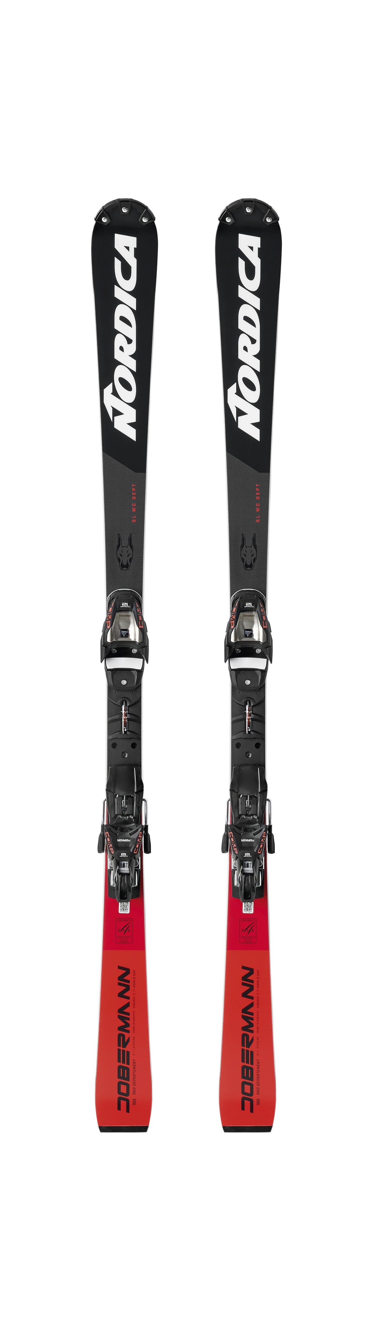 Deux skis, noirs et rouges, portant les marques Nordica et Dobermann, se tiennent debout sur un fond blanc.
