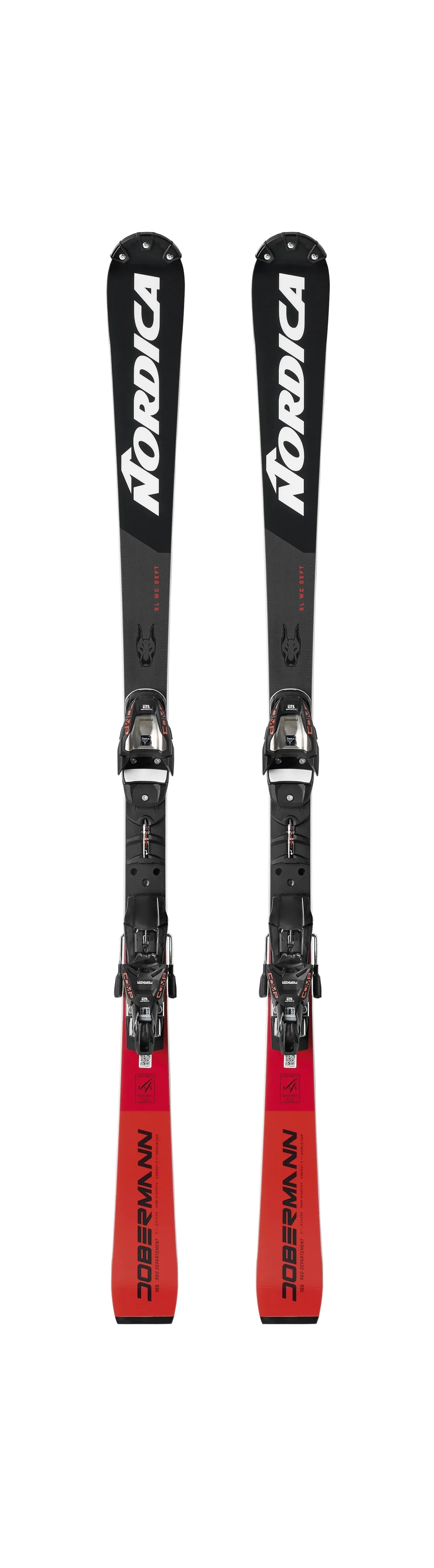 Due sci, nero e rosso, Marker Nordica e Dobermann, in piedi su uno sfondo bianco.
