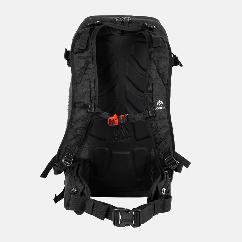 Schwarzer 25L Rucksack Schwarzer Jones Further 25L Rucksack, Rückenansicht mit Trägern, Rückenpolster, orangefarbenem Verschluss und verstellbaren Riemen.