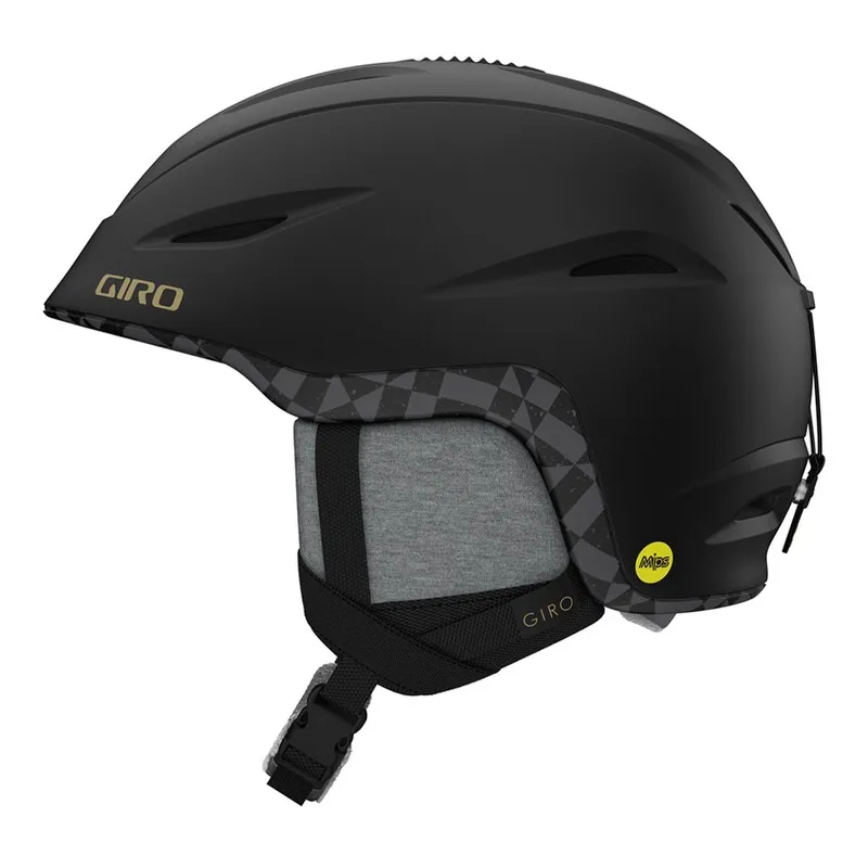 Schwarzer Giro Fade MIPS Skihelm mit Schachbrettmuster am Ohrpolster, Seitenansicht.