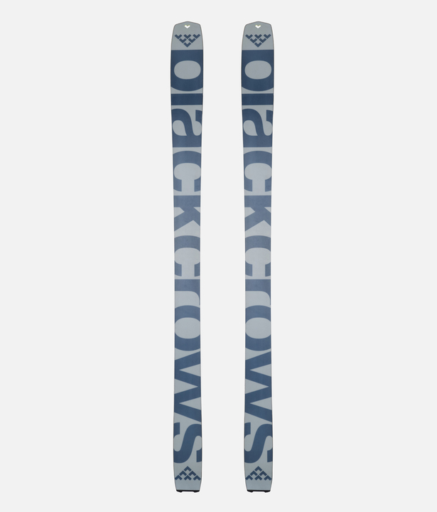 Zwei Black Crows Solis Ski mit blauem Schriftzug auf grauem Grund, von oben fotografiert.