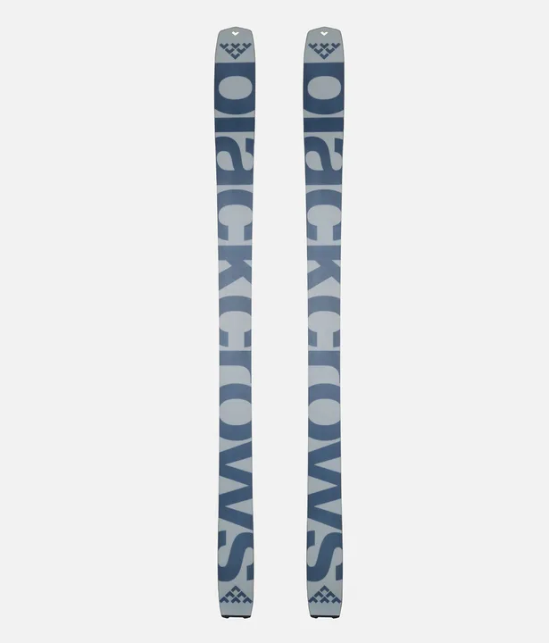 Zwei Black Crows Solis Ski mit blauem Schriftzug auf grauem Grund, von oben fotografiert.