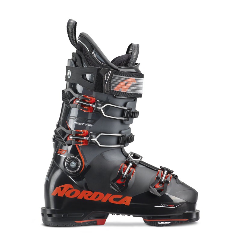 Schwarzer Nordica Pro Machine 130 GW Skischuh mit roten Akzenten und Schnallen im Profil.