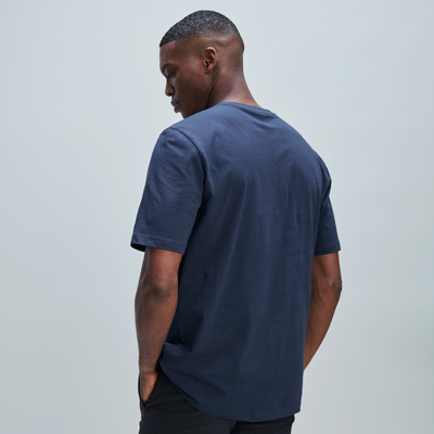 Mann von hinten mit Marine-T-Shirt. Das Navy T-Shirt hat kurze Ärmel und einen Rundhalsausschnitt.