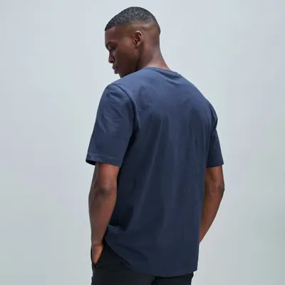 Mann von hinten mit Marine-T-Shirt. Das Navy T-Shirt hat kurze Ärmel und einen Rundhalsausschnitt.