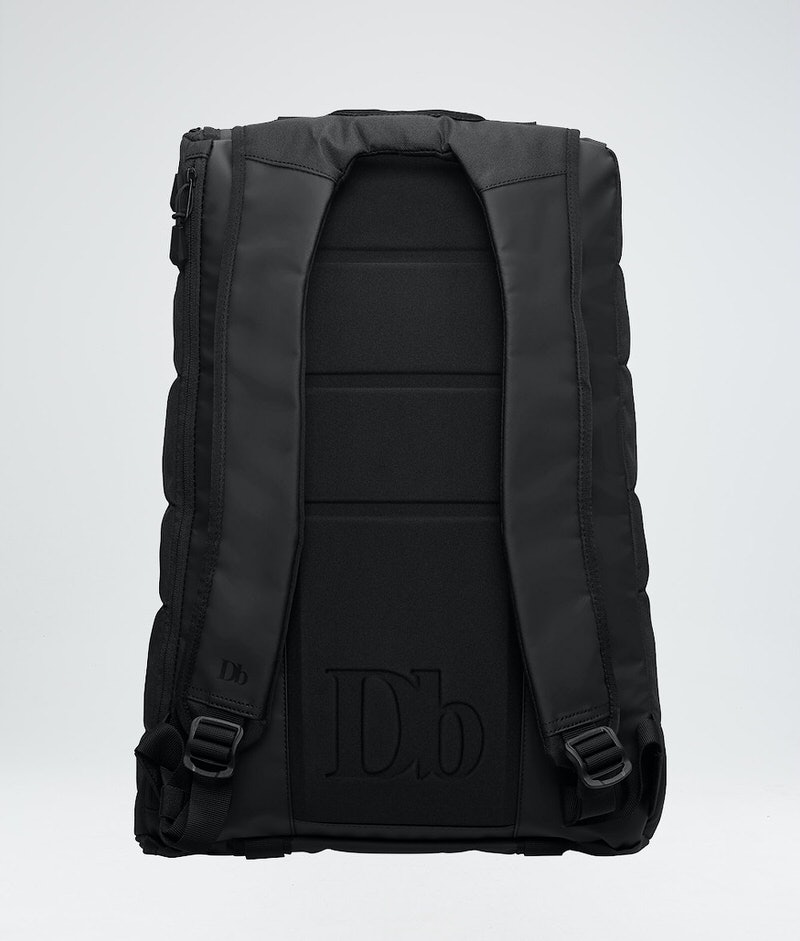 Schwarzer Douchebags "The Base 15L" Rucksack, Ansicht der Rückseite mit Schultergurten und gepolstertem Rückenteil.