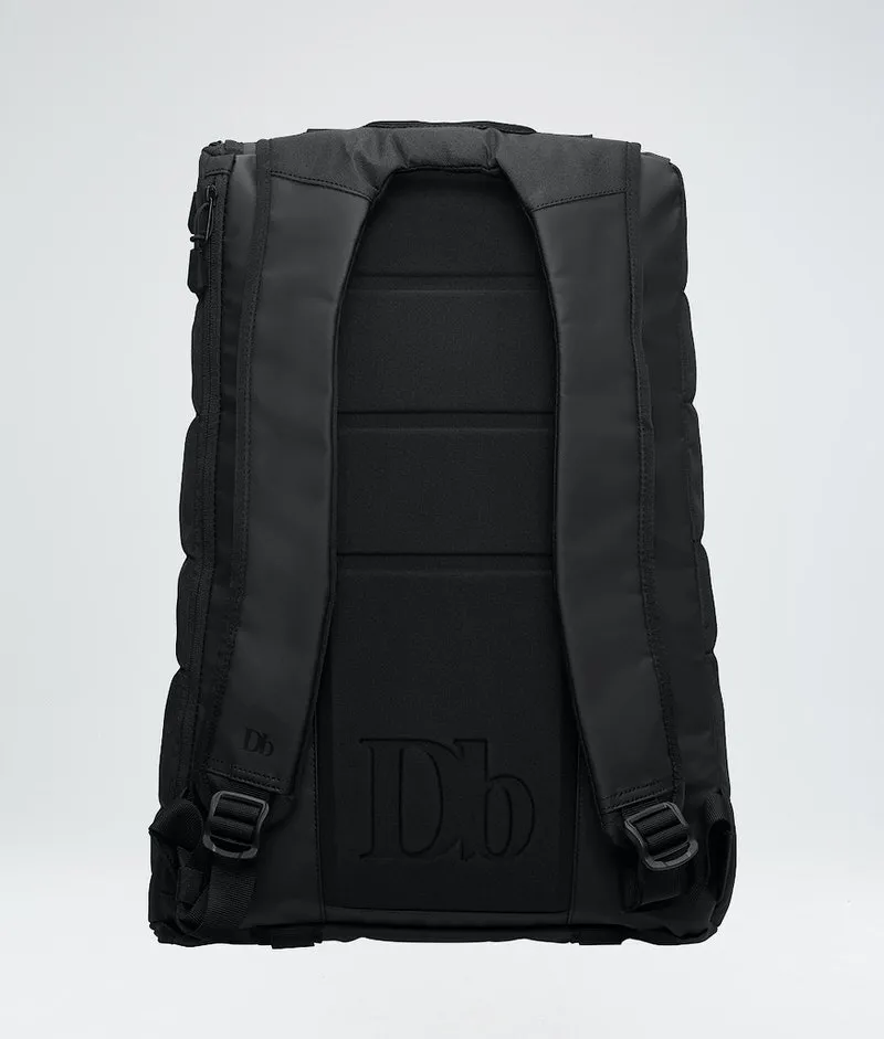 Schwarzer Douchebags "The Base 15L" Rucksack, Ansicht der Rückseite mit Schultergurten und gepolstertem Rückenteil.