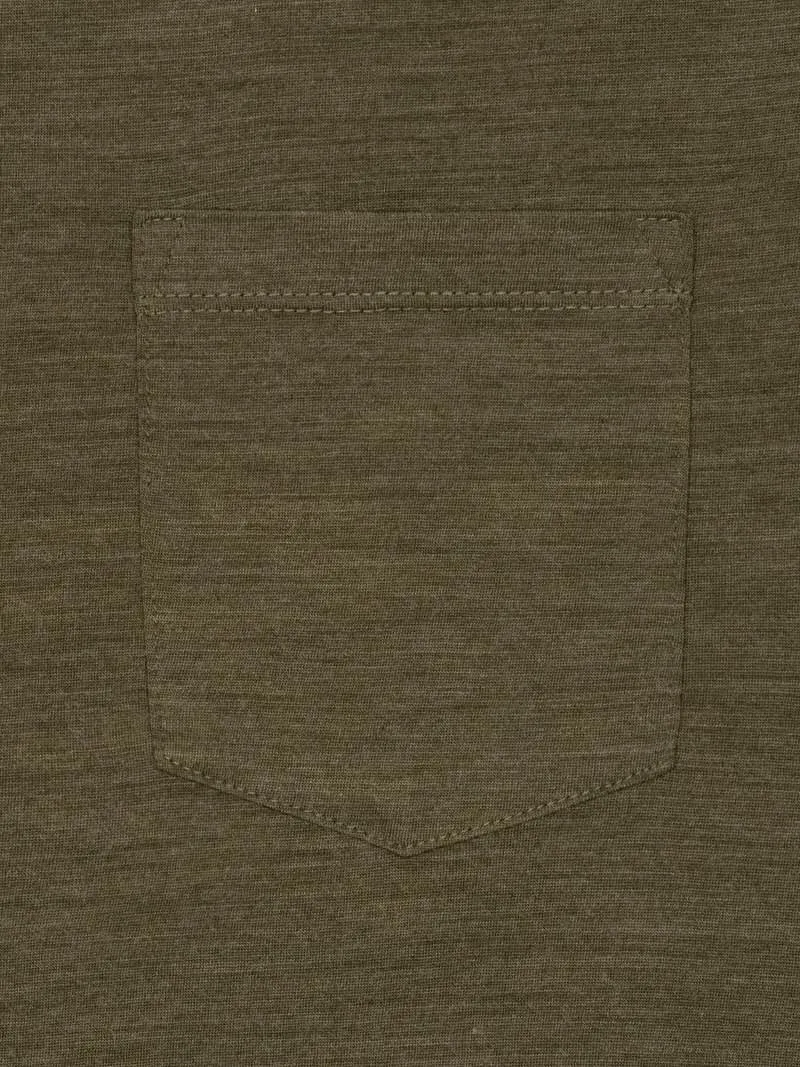Vista dettagliata del City TEE in Olive Night Melange con tasca sul petto applicata.