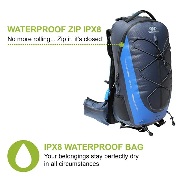 Gros plan sur un sac à dos imperméable, bleu-noir, avec des bandes élastiques et des poches latérales. Des informations textuelles sont également présentes sur l'image.