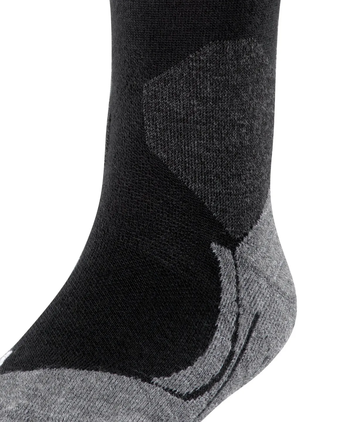 Nahaufnahme einer schwarzen Sportsocke mit grauen Strickmustern zur Verstärkung von Ferse und Knöchel. Feine Maschen und anatomisch geformte, gepolsterte Zonen in Grau betonen Komfort, Halt und Unterstützung beim Sport.