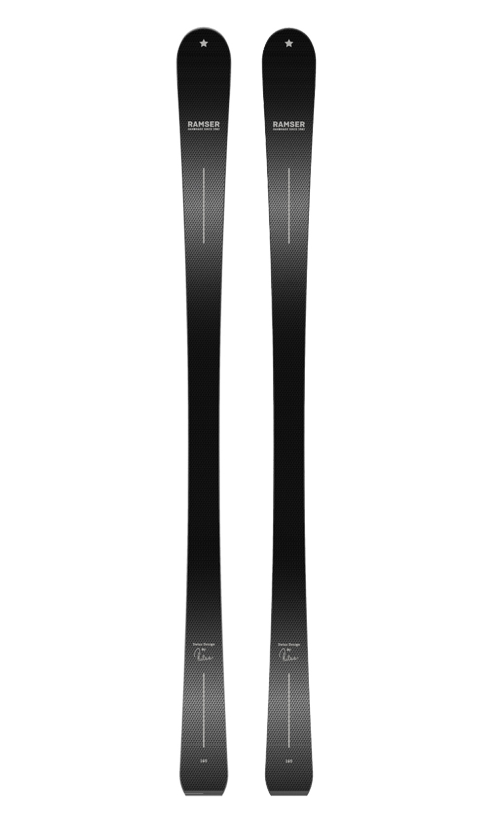 Zwei schwarze Ramser Black LTD Ski, aufrecht stehend, mit feiner Carbon-Textur und weißer Beschriftung.