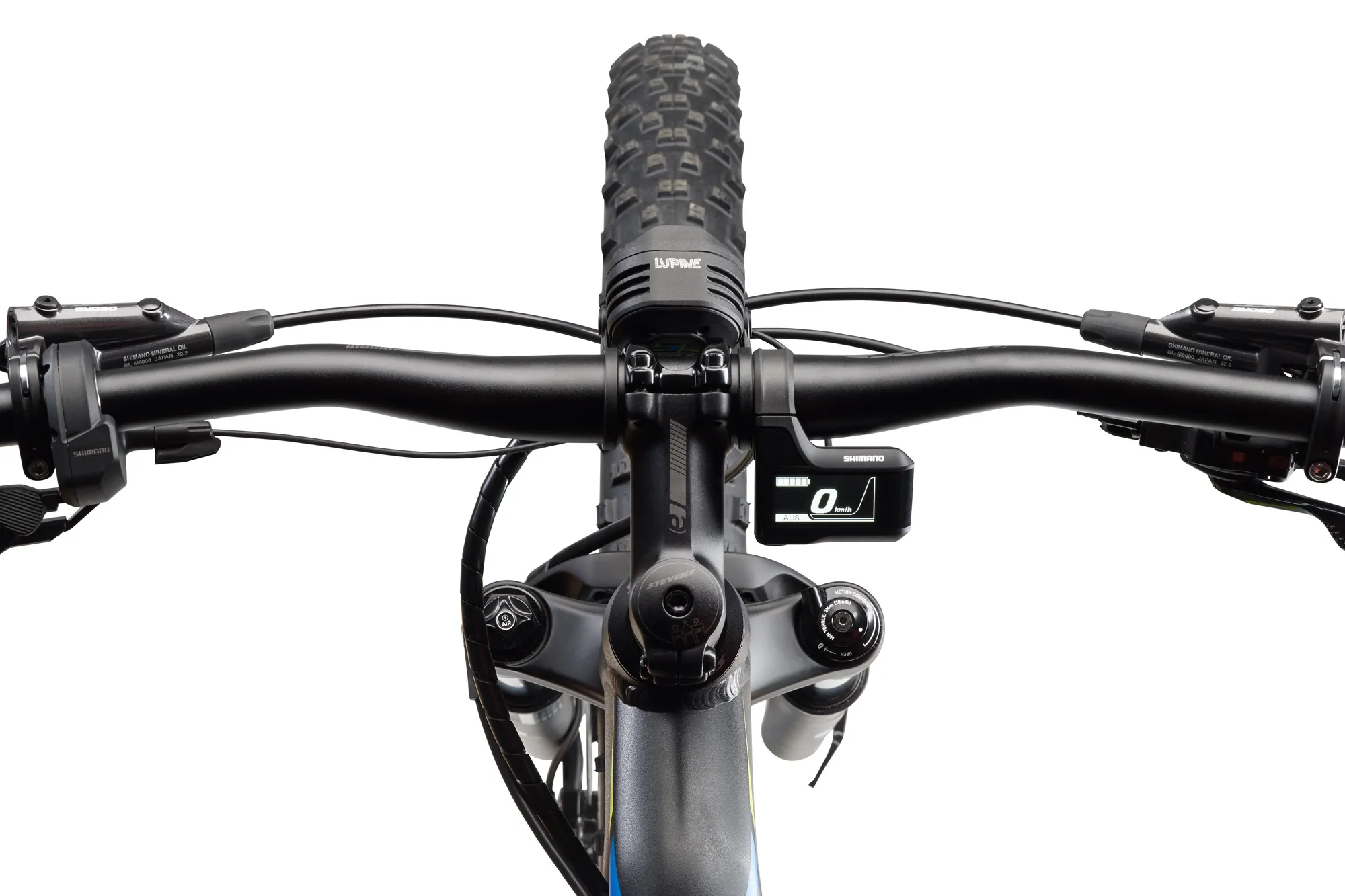 Fahrradlenker-Ansicht mit Lupine E-Bike Beleuchtung und Shimano Display zentral montiert. Vorderreifen mittig im Bild.