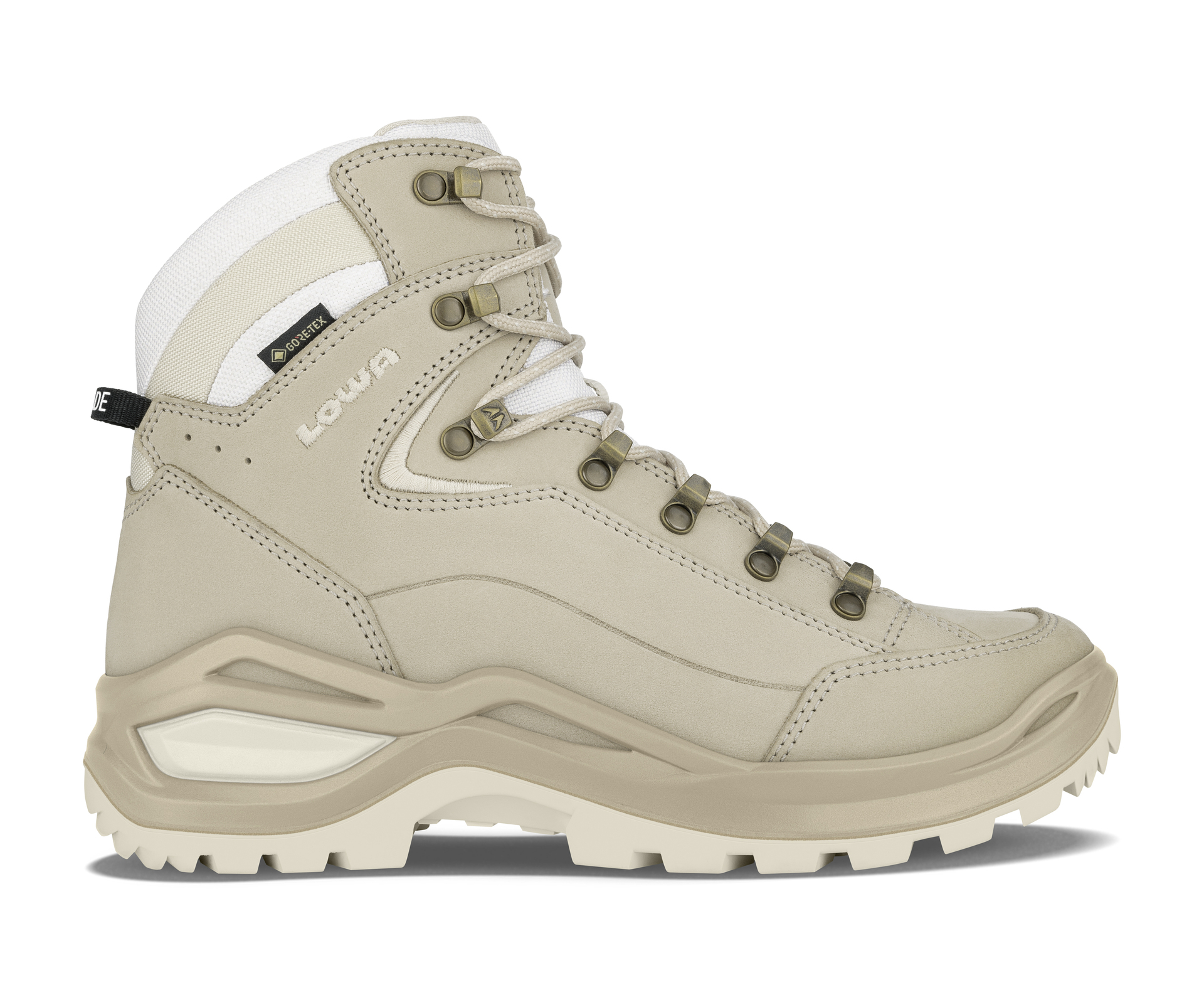 Ein beiger, hoher Wanderschuh von Lowa, mit weißem Schaft und Schnürsenkeln, seitlich mit Gore-Tex Logo, steht auf weißem Grund.