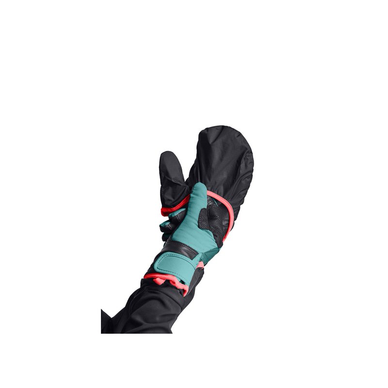 Hand mit Ortovox Tour Pro Cover Glove W Ice Waterfall und schwarzem Überzug.