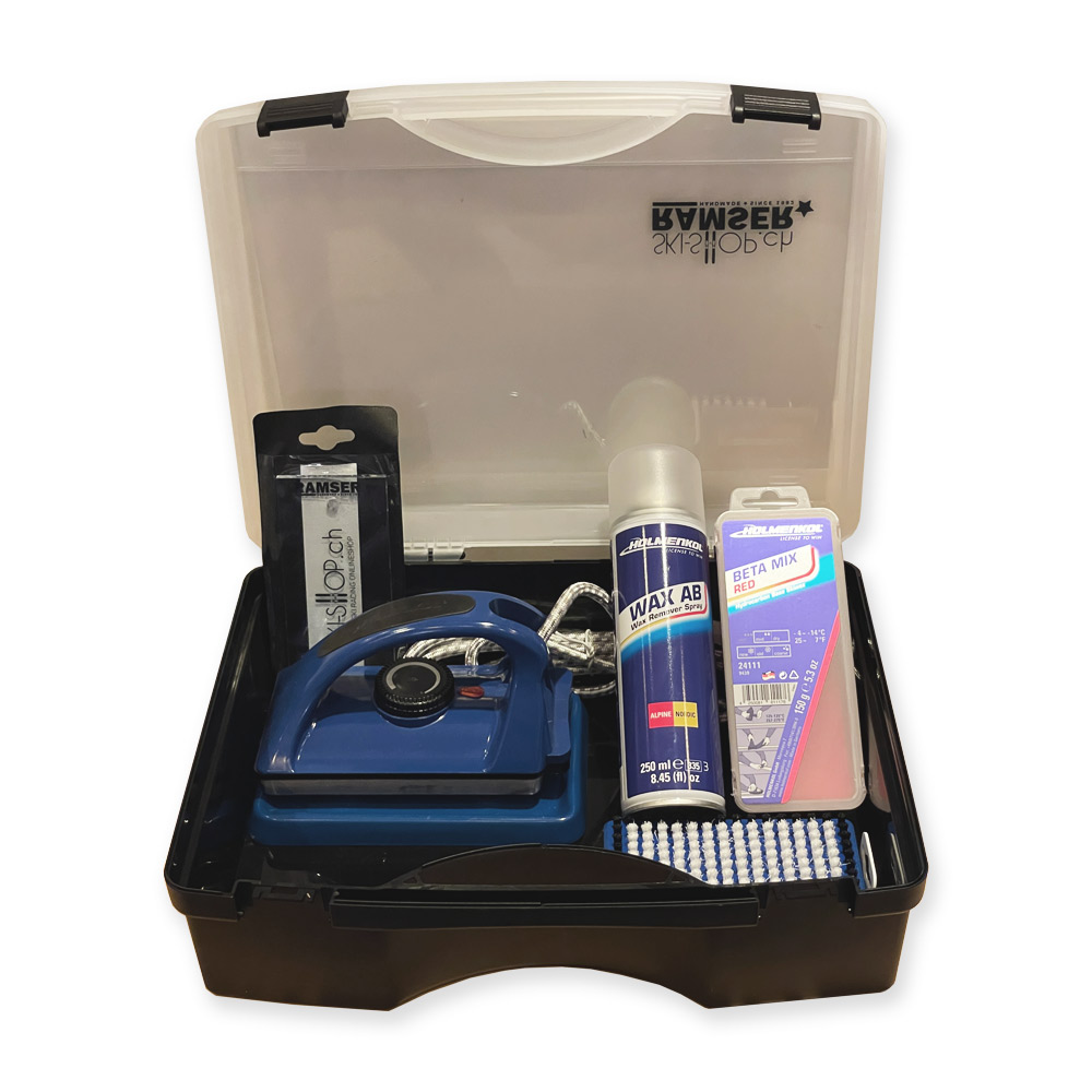 Coffret ouvert avec Holmenkol Beta Wax Set : fer à farter, fart, brosse, spray décapant pour fart et lame plexi.