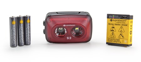 Suprabeam S3 Stirnlampe Suprabeam S3 Stirnlampe mit Rotlicht, 3 Batterien und Akku auf weißem Grund.