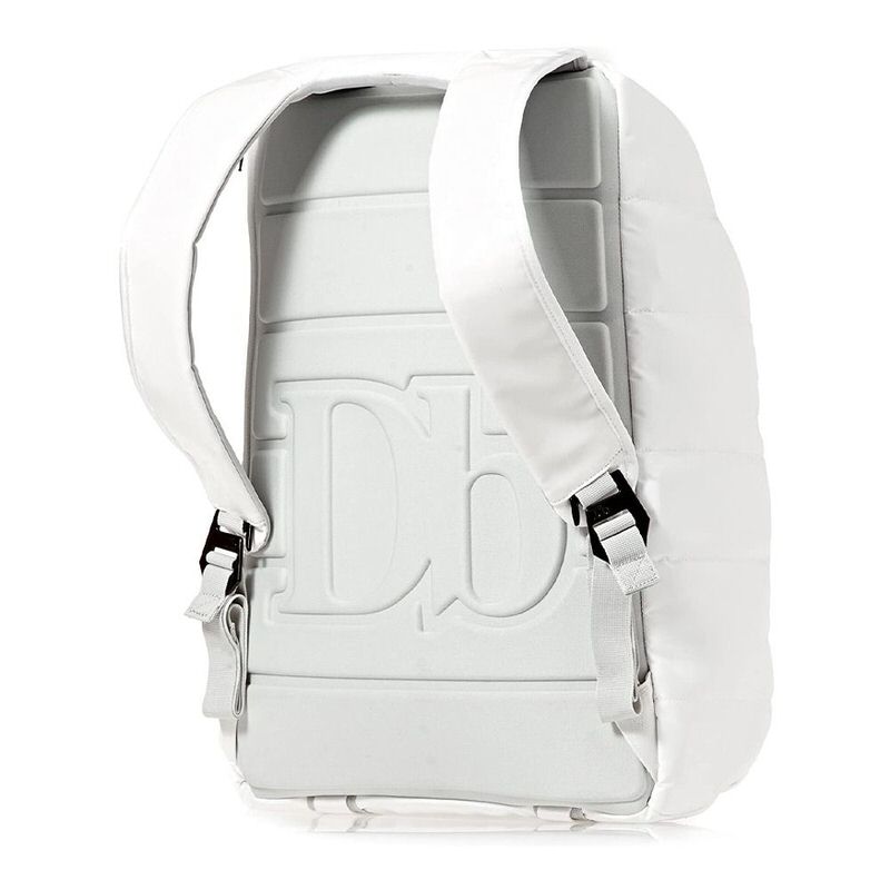 Sac à dos blanc Douchebags The Base 15L vu de l'arrière, avec des bretelles et un grand logo DB.
