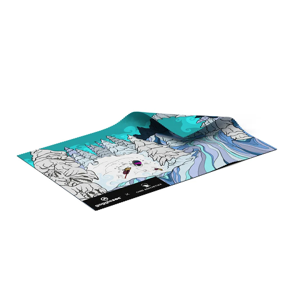 Panno per la pulizia degli occhiali con paesaggio invernale, montagne, alberi e sciatori in bianco, blu e turchese. Dettagli del modello.