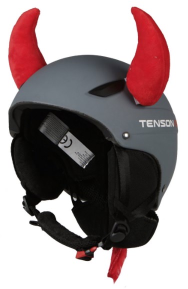 Grauer Skihelm mit montierten roten Teufelshörnern. Die Hoxyheads Teufelsohren sind oben links und rechts am Helm befestigt.