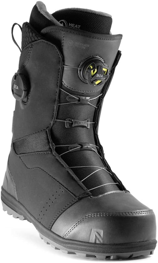 Schwarzer Nidecker Triton Boa Snowboard Boot, seitliche Ansicht. Das Boa Schnürsystem ist gut sichtbar.