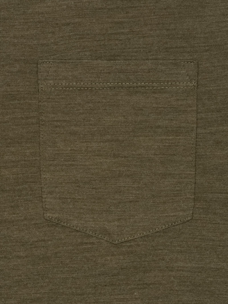 Vue détaillée du City TEE en Olive Night Melange avec poche poitrine plaquée.