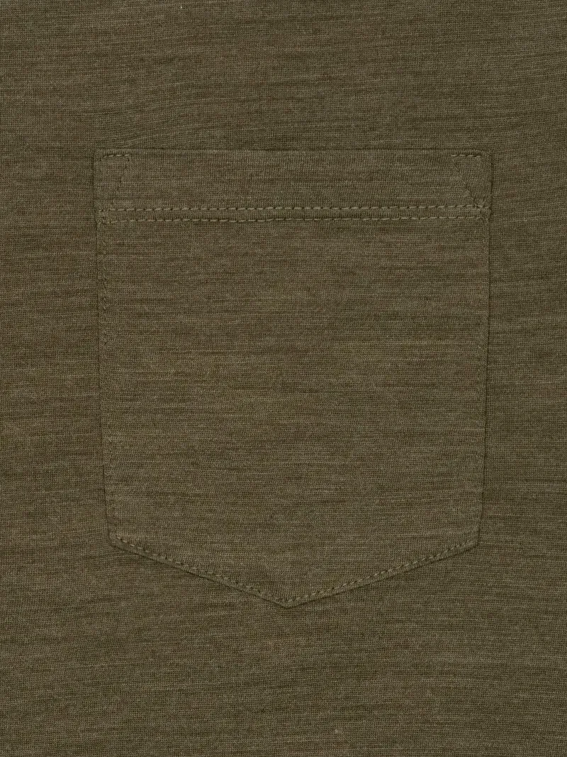Vista dettagliata del City TEE in Olive Night Melange con tasca sul petto applicata.