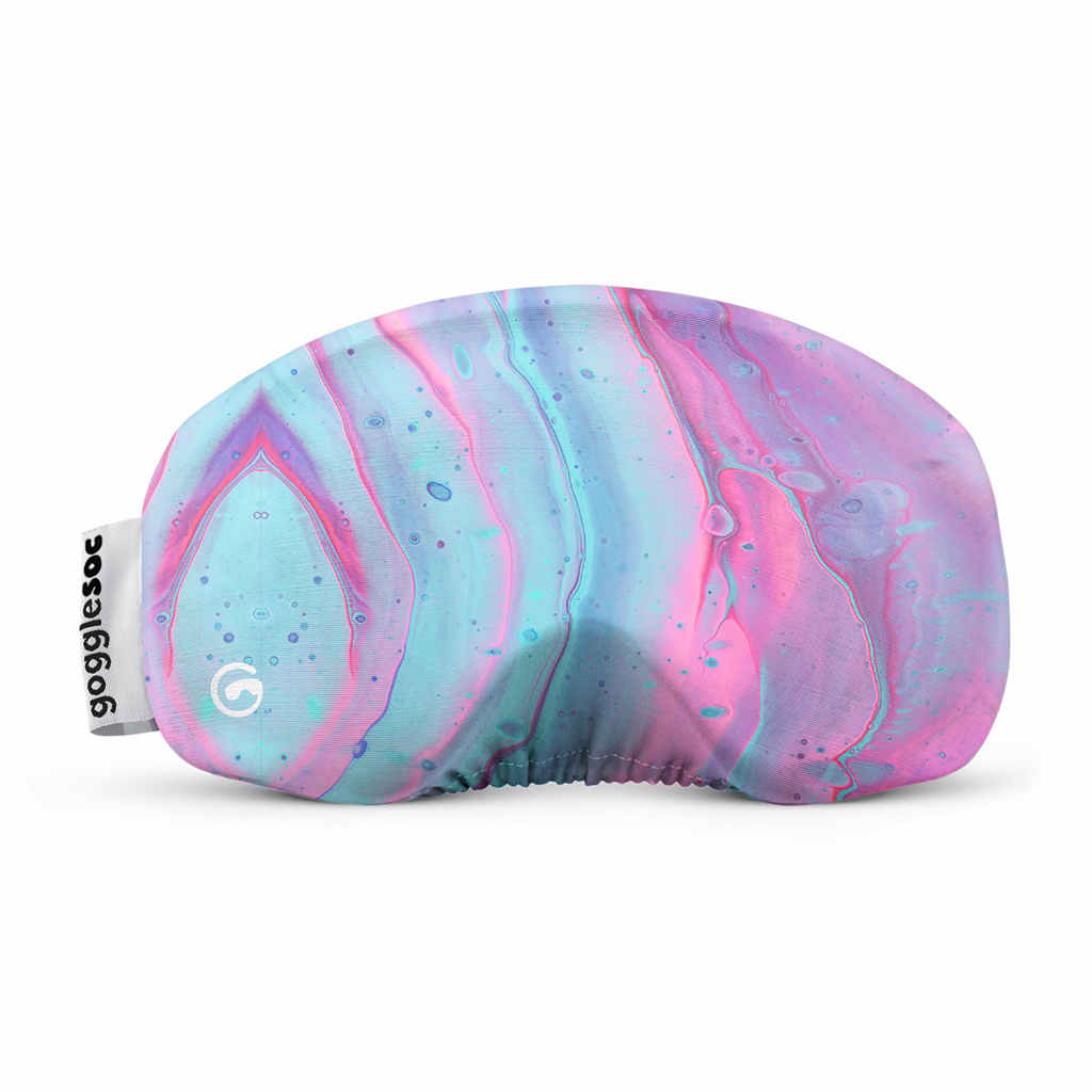 Die Paint Soc ist eine Ski- & Snowboardbrillen-Schutzhülle. Sie ist hellblau, rosa und lila mit einem marmorierten Muster.