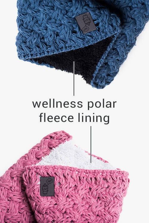 Detailansicht von zwei Stroller Neckwarmern in blau und pink mit Fleece-Fütterung und Label.