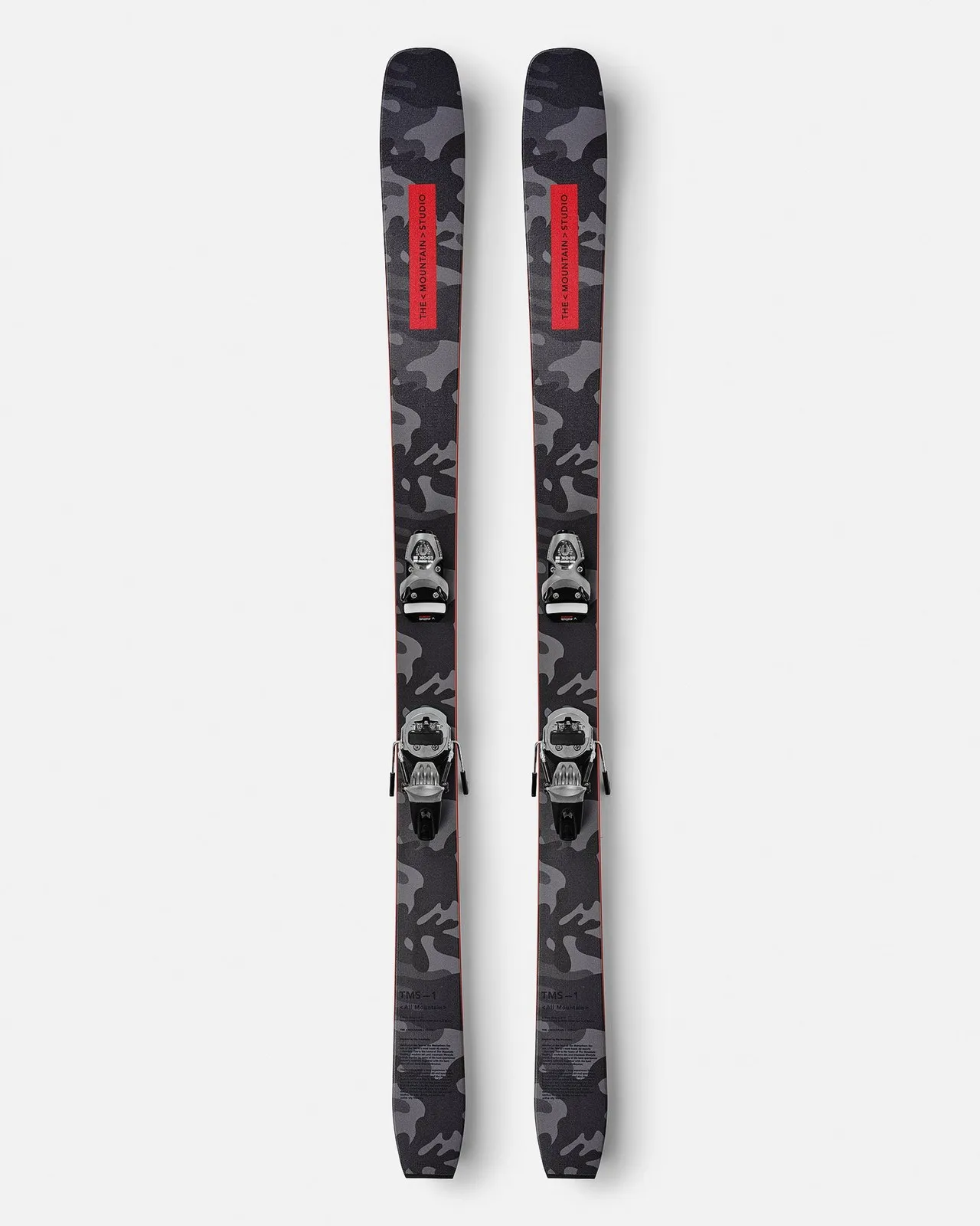 Zwei W3 Van Deer Ski mit Camouflage-Muster und montierter Look Pivot Bindung auf weißem Grund.