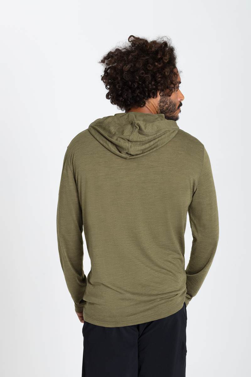Ein Mann von hinten, der einen olivgrünen Summer Hoodie mit Kapuze und langen Ärmeln trägt.