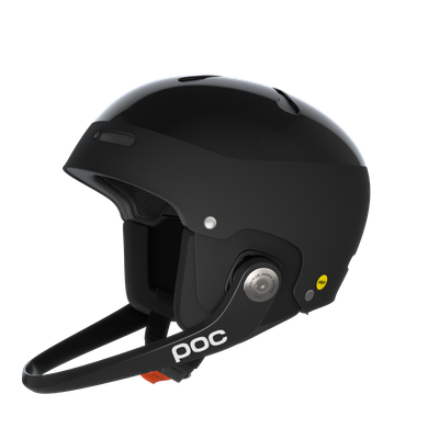 Ein schwarzer Skihelm der Marke POC mit Ohrenschutz und Kinnriemen.