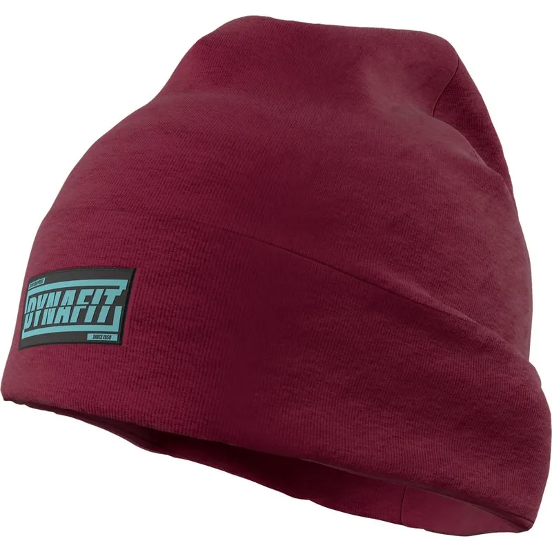 Primo piano di un berretto Dynafit Fold-Up rosso barbabietola con patch del logo.