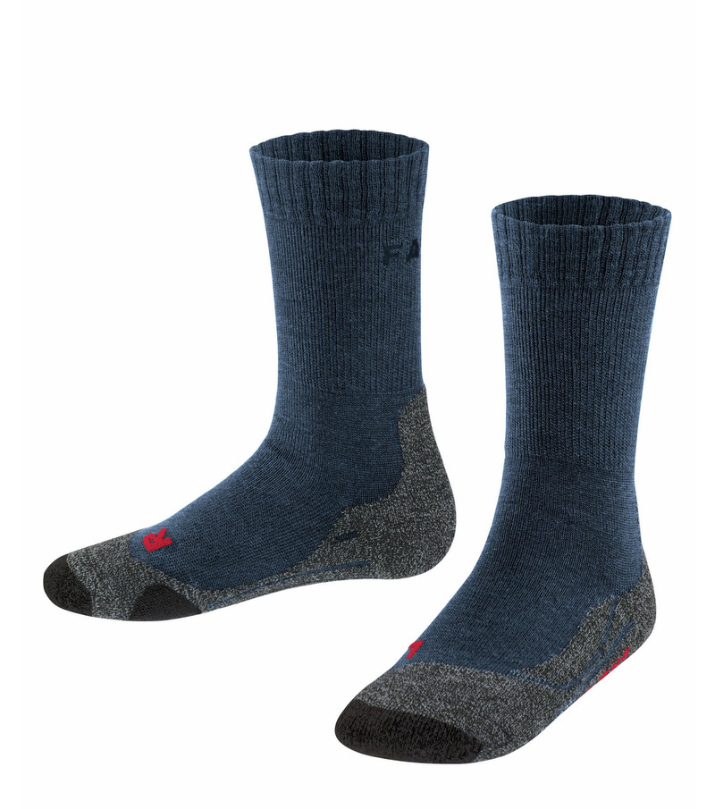 Zwei dunkelblaue TK2 Kinder Trekking Socken mit grauen Verstärkungen und einem roten Logo.