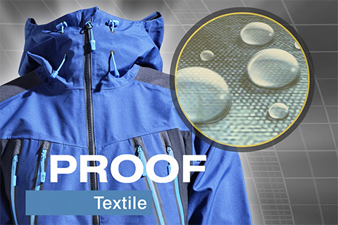 Blaue Funktionsjacke mit Imprägnierung, Wasser perlt ab. Text: "PROOF Textile".
