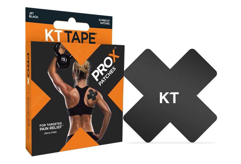 Verpackung KT Tape Pro X und Tape in X-Form, schwarz. Frau mit Tape am Rücken beim Sport.