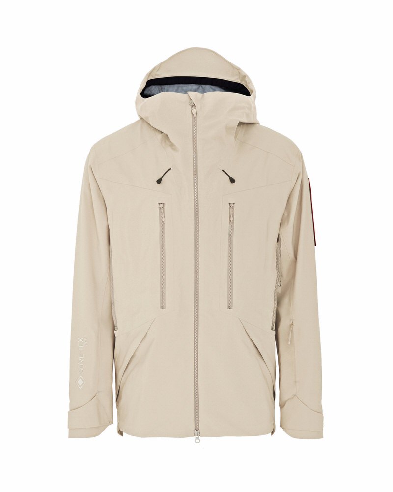 Beige Z-2 HD GORE-TEX Pro 3L Shell Jacke mit Kapuze, Reißverschluss und Taschen.