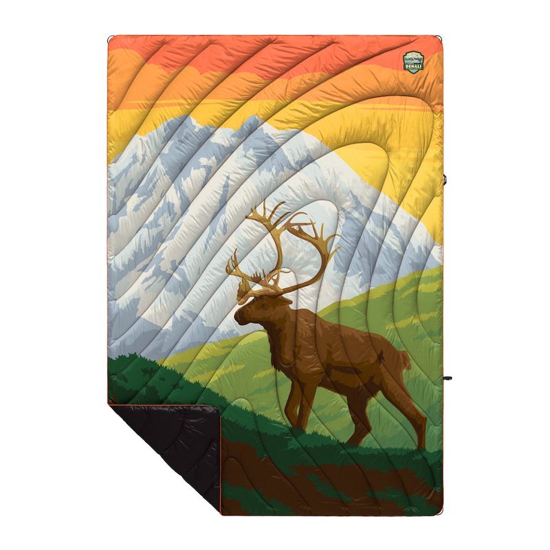 Rumpl Original Puffy Denali National Park Decke mit Elch vor Berglandschaft Muster.