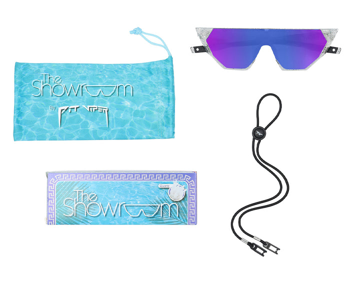 Sonnenbrille The Quartz mit Etui, Verpackung und Brillenband auf weißem Hintergrund.