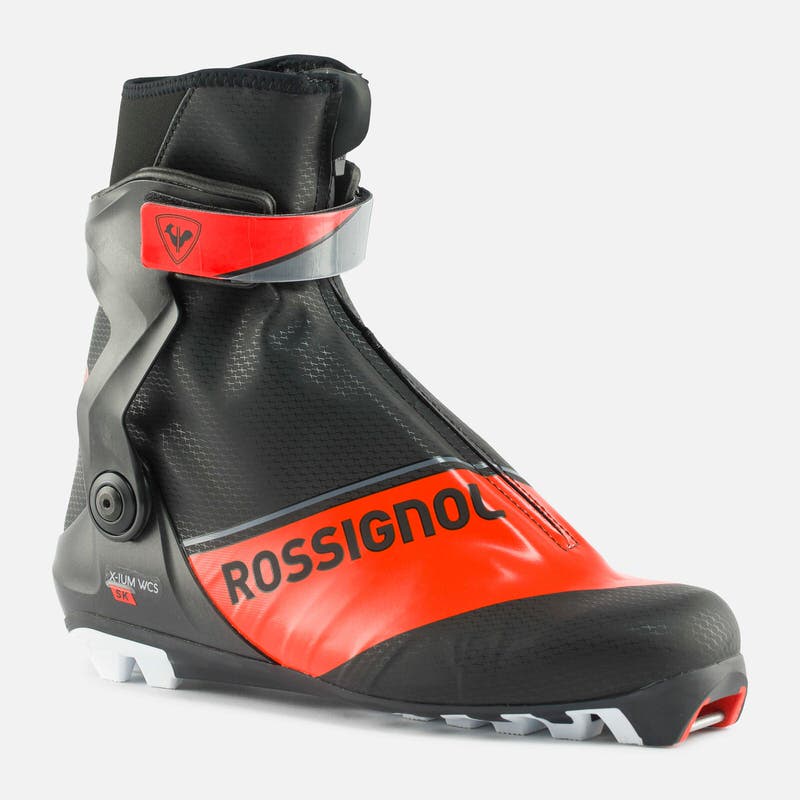 Rossignol X-IUM Skischuh Schwarzer Rossignol X-IUM W.C. Skate Skischuh mit roter Akzentuierung und seitlichem Rossignol Schriftzug.