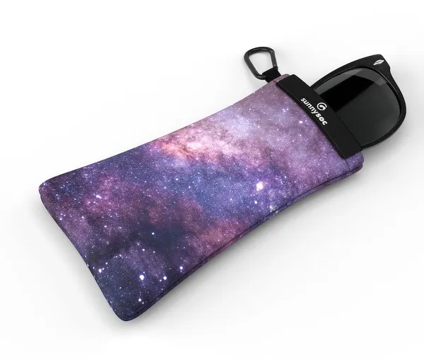 Galactic Sunnysoc mit Sonnenbrille. Das Etui ist mit einem bunten Galaxiemuster verziert. Karabinerhaken am schwarzen Verschlussband.
