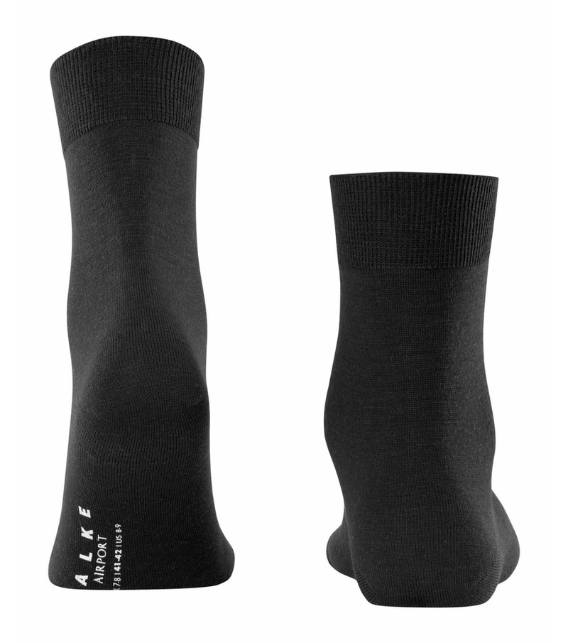 Zwei schwarze, glatt gestrickte Airport Herren Socken, seitliche und hintere Ansicht.