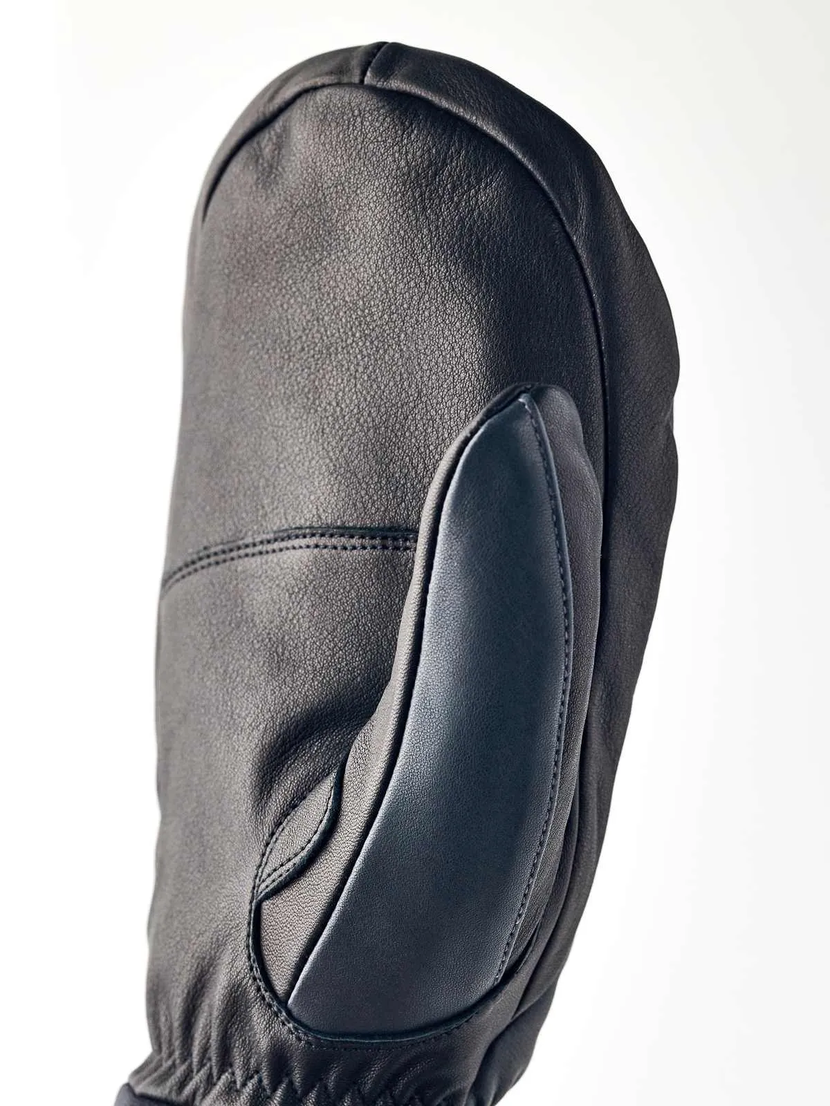 Nahaufnahme eines schwarzen Lederhandschuhs, Army Leather Wool Terry Mitt, mit sichtbaren Nähten und Textur.