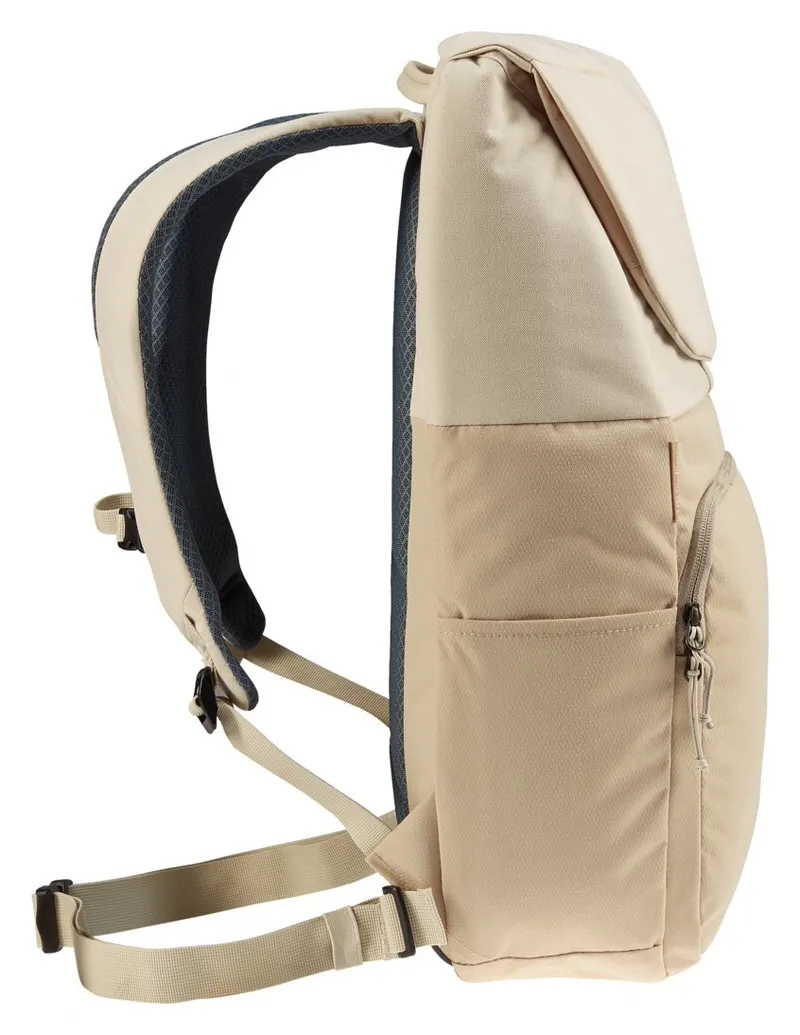 Sandfarbener Deuter UP Sydney Rucksack von der Seite, mit Trägern, Deckelklappe und Außentasche.