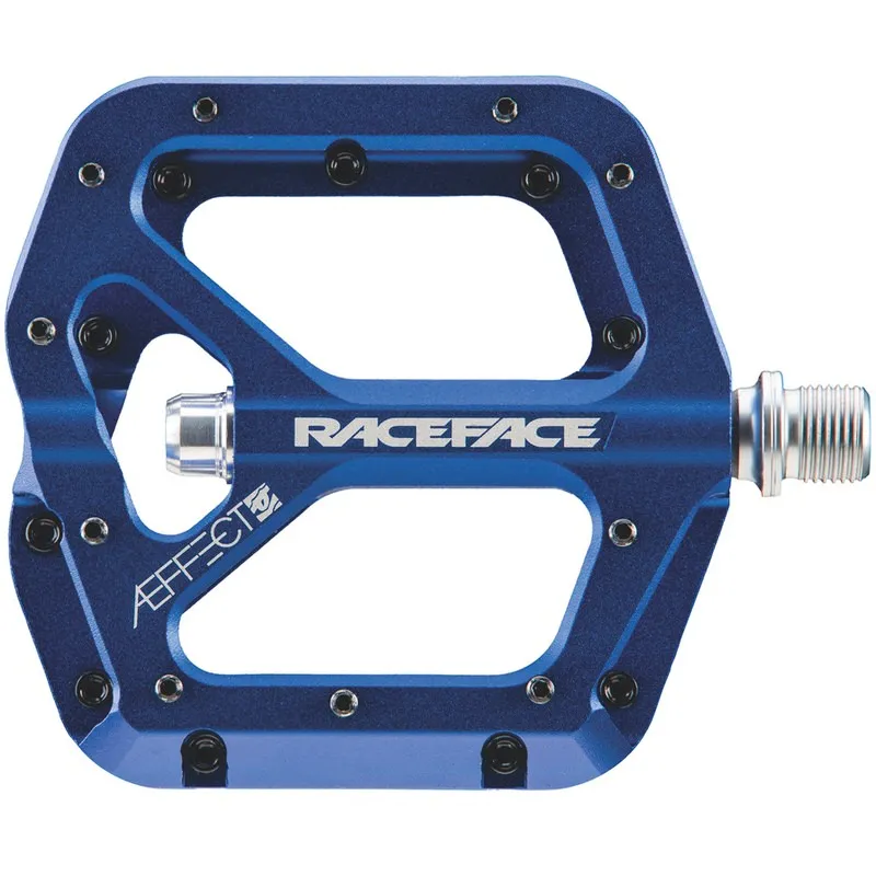 Blaues Aeffect Plattformpedal mit seitlicher Logo-Prägung und sichtbarer Achse.
