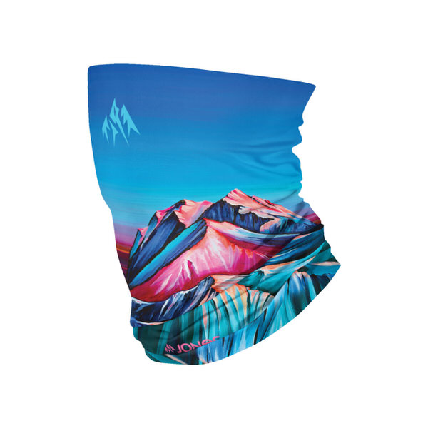 Jones Alpenglow Rainbow Neck Warmer mit Berg Motiv und blauem Himmel.