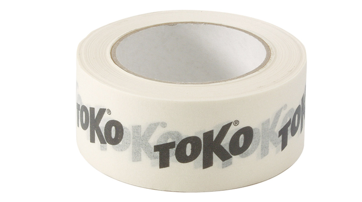 Eine Rolle Toko Masking Tape, weiß, mit dem Toko Logo in dunkler Schrift aufgedruckt.
